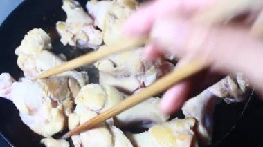 Tavada kızarmış tavuk.