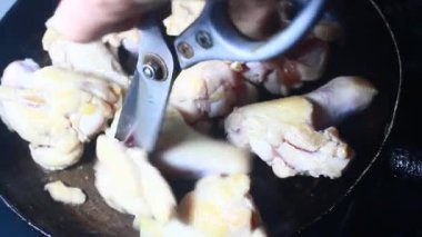 Tavada kızarmış tavuk.