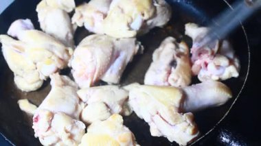 Tavada kızarmış tavuk.