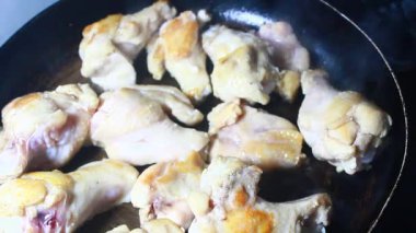 Tavada kızarmış tavuk.