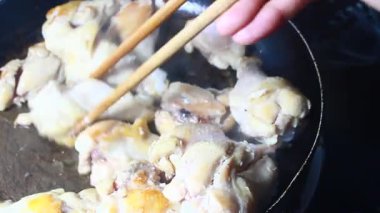 Tavada kızarmış tavuk.