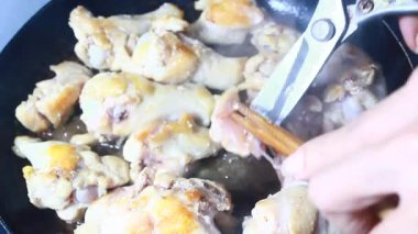 Tavada kızarmış tavuk.