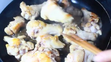 Tavada kızarmış tavuk.