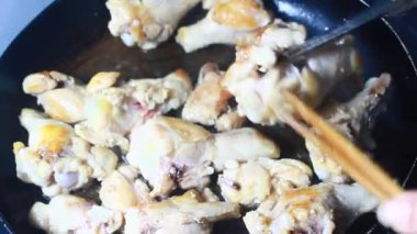 Tavada kızarmış tavuk.