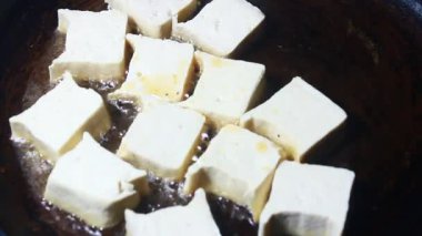 Bir sürü tofu kızarttım. 