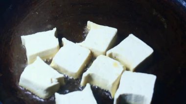 Bir sürü tofu kızarttım. 