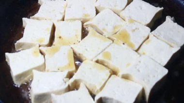 Bir sürü tofu kızarttım. 