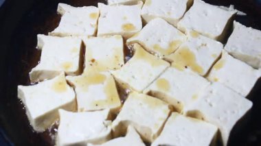 Bir sürü tofu kızarttım. 