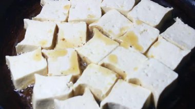 Bir sürü tofu kızarttım. 