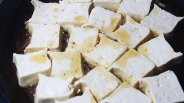 Bir sürü tofu kızarttım. 