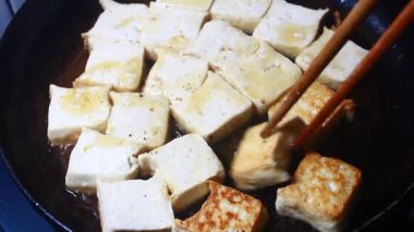 Bir sürü tofu kızarttım. 
