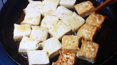 Bir sürü tofu kızarttım. 