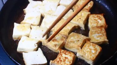 Bir sürü tofu kızarttım. 