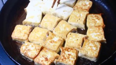 Bir sürü tofu kızarttım. 