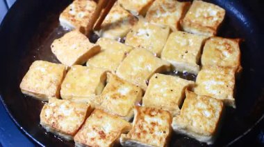 Bir sürü tofu kızarttım. 