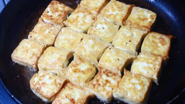 Bir sürü tofu kızarttım. 