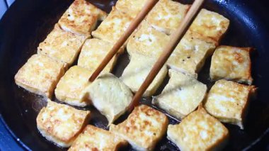 Bir sürü tofu kızarttım. 