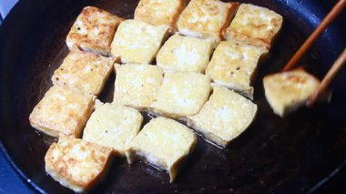 Bir sürü tofu kızarttım. 