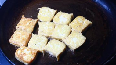 Bir sürü tofu kızarttım. 