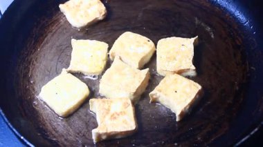 Bir sürü tofu kızarttım. 