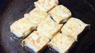 Bir sürü tofu kızarttım. 
