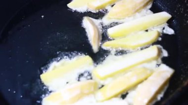 kızarmış patates cipsi işleniyor.