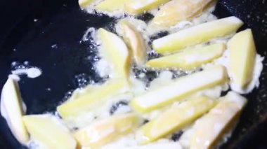 kızarmış patates cipsi işleniyor.