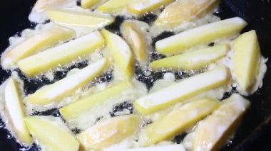 kızarmış patates cipsi işleniyor.