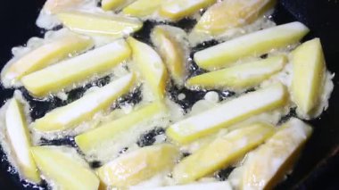 kızarmış patates cipsi işleniyor.