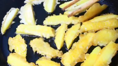 kızarmış patates cipsi işleniyor.