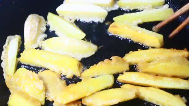 kızarmış patates cipsi işleniyor.