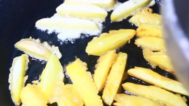 kızarmış patates cipsi işleniyor.