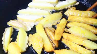 kızarmış patates cipsi işleniyor.