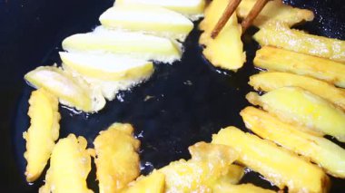 kızarmış patates cipsi işleniyor.