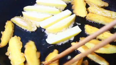 kızarmış patates cipsi işleniyor.