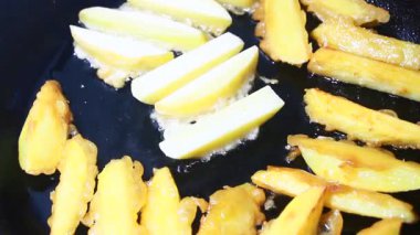 kızarmış patates cipsi işleniyor.