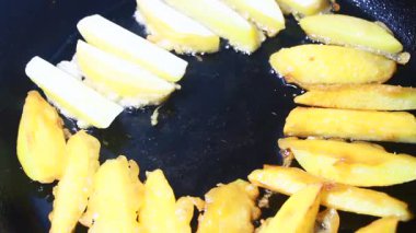 kızarmış patates cipsi işleniyor.