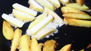 kızarmış patates cipsi işleniyor.