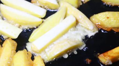 kızarmış patates cipsi işleniyor.