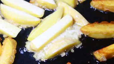 kızarmış patates cipsi işleniyor.