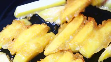 kızarmış patates cipsi işleniyor.