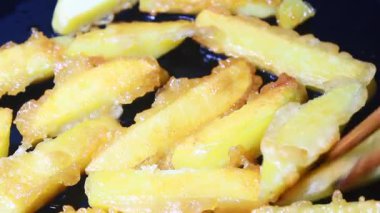 kızarmış patates cipsi işleniyor.