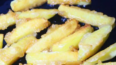 kızarmış patates cipsi işleniyor.