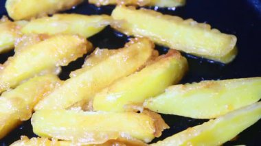 kızarmış patates cipsi işleniyor.