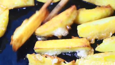 kızarmış patates cipsi işleniyor.