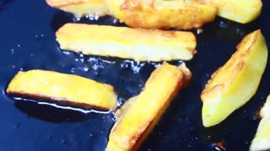 kızarmış patates cipsi işleniyor.