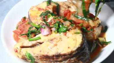 domates soslu balık