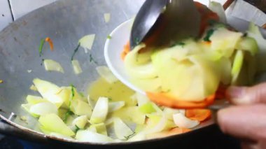 Biraz sebze kızarttım.