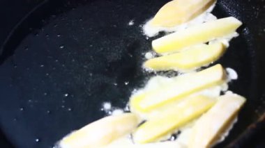 Tavada kızarmış patates.