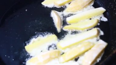 Tavada kızarmış patates.